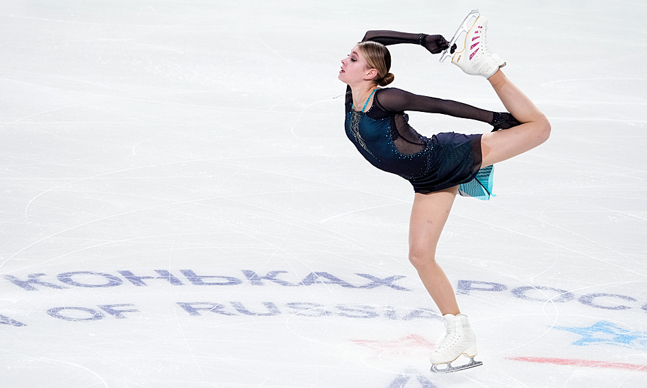 Алена Косторная выступает с произвольной программой в женском одиночном катании на контрольных прокатах сборной России по фигурному катанию в Челябинске, 2021 год