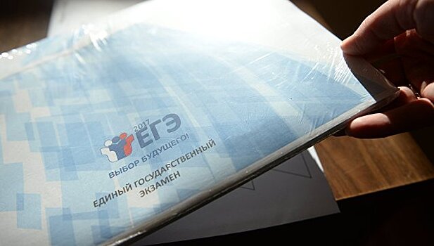 КЧР получила статуэтку, посвященную 50-миллионному комплекту документов ЕГЭ