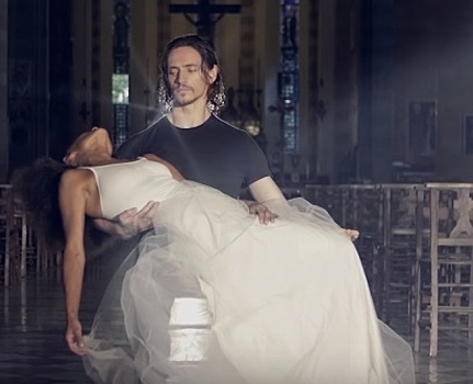 Сергей Полунин танцует в церкви в новом клипе Андреа Бочелли и Аиды Гарифуллиной