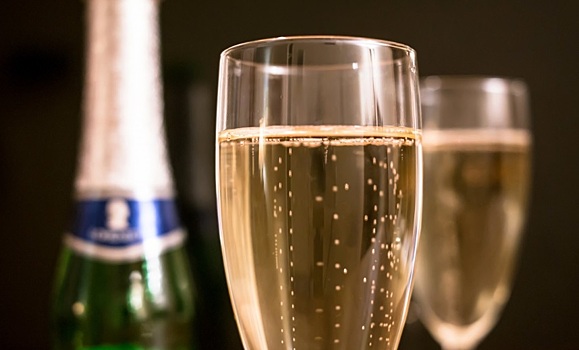 Россиянам рассказали, какое игристое вино лучше пить в Новый год