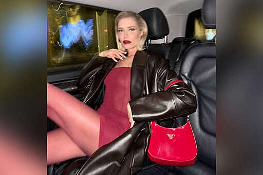 Модель Елена Перминова выложила фото в "голом" мини-платье без белья