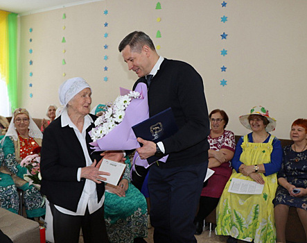 Мэр Миасса поздравил со 100-летием жительницу, которая вяжет носки бойцам СВО