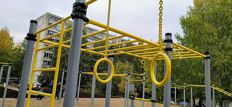 В Кирове на месте старой хоккейной коробки появились уличные тренажеры