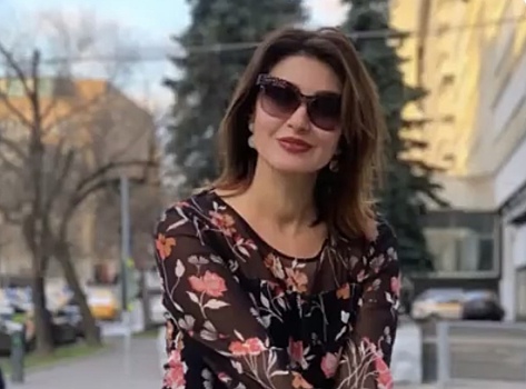«Ах, какие ноги!»: Анастасия Макеева восхитила подписчиков образом с дерзкими сапогами и нежным платьем