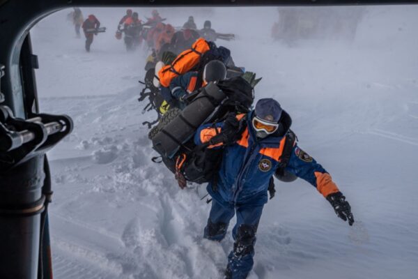 Выживших под лавиной на Камчатке туристов эвакуировали