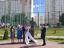 В Курске возле школы №58 открыли бюст генерал-майора Михаила Овсянникова