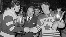 Великий гол советского хоккеиста Боброва. Он забросил победную шайбу Канаде, принеся СССР золото ЧМ-1954