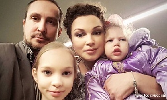 Александр Фадеев попытался отказаться от маленькой дочери, больной ДЦП, обвинив супругу в измене