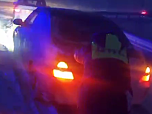 В Ростовской области сотрудники ДПС вытащили из снега автобус с детьми из Белой Калитвы