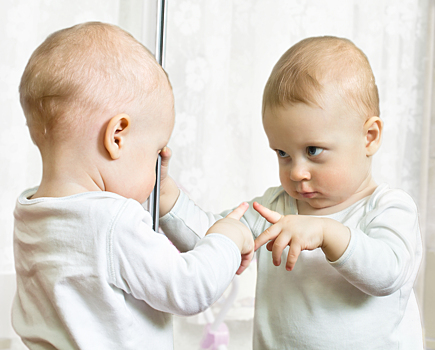 Смешные видео, как малыши впервые видят свое отражение в зеркале