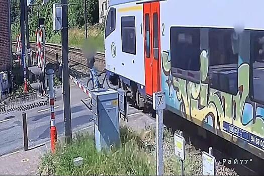 Поезд выбил велосипед из-под беспечного экстремала и попал на видео в Бельгии