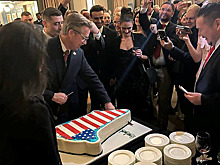 Республиканцы в Центре Кеннеди съели торт в виде Гренландии