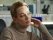 Тотальный черный: звезда «Физрука» Панина облачилась в объемный пуховик вслед за Чеховой и Валерией