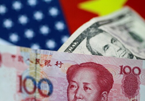 Юань и доллар упали из-за торговой неопределенности