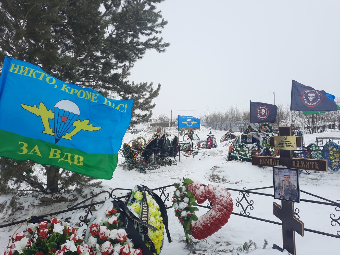 Фотографии могил погибших в зоне СВО военнослужащих опубликовали в Новосибирской области