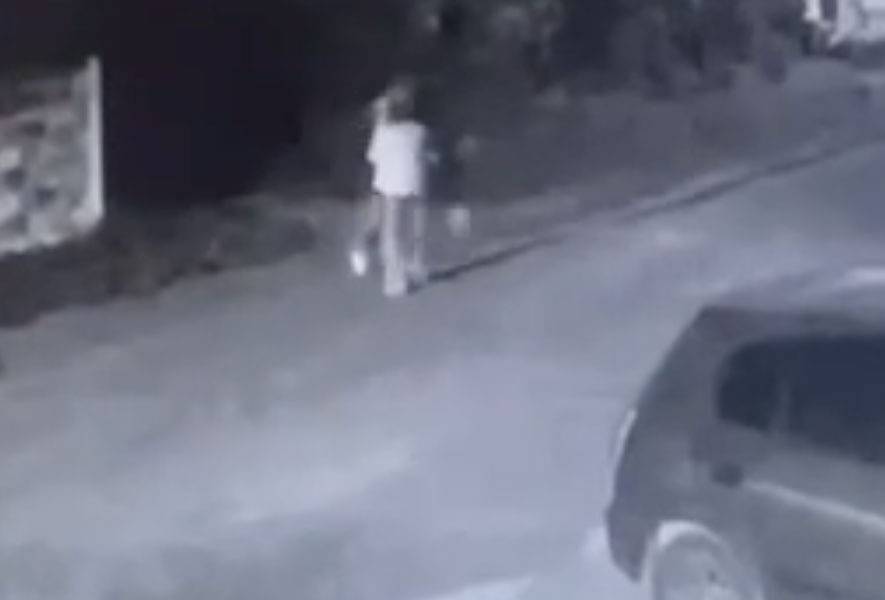 В России мужчина одним ударом отправил на асфальт мать бойца СВО и попал на видео