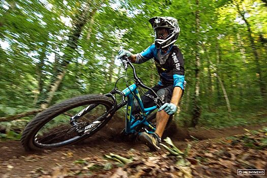 Даунхилл на велосипеде с горы — экстремальный спуск на велосипеде, основы и приёмы от эксперта