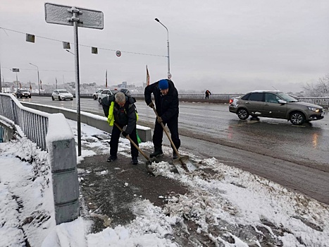 Дорожники продолжают бороться со снегом и гололедом в Нижнем Новгороде