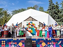В Анапе 44 мастерицы соткали ковер-карту Краснодарского края