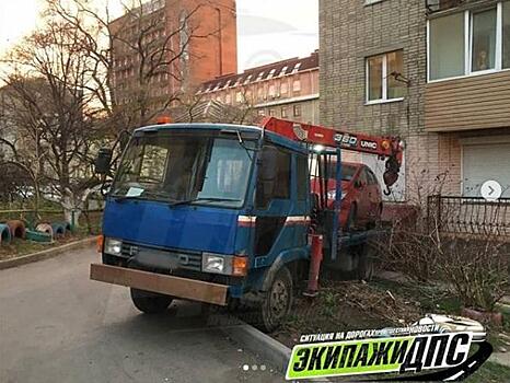 Во Владивостоке эвакуатор протаранил дом