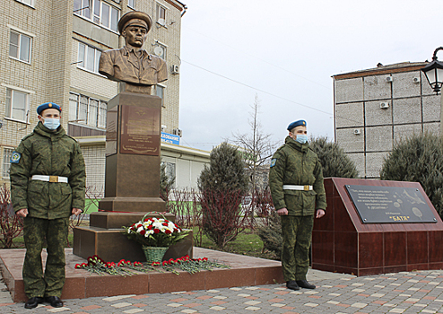 Ветераны Новороссийского десантно-штурмового соединения открыли эмблему ВДВ в Славянске-на-Кубани