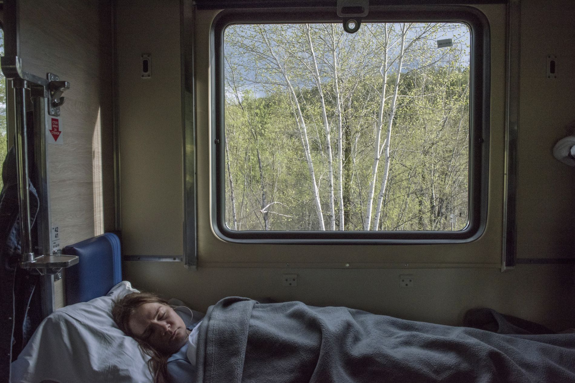 Сон купе поезда. Стол в поезде. Сон в вагоне поезда. Уютный поезд. Окно поезда.