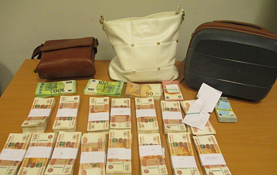 В самарском аэропорту задержали мужчину с сумками, набитыми деньгами