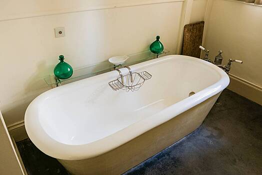 Мужчина скрылся от жены в чужом доме и набрал себе ванну