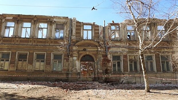Наполовину снесенный старинный дом в центре Саратова потребуют отстроить заново