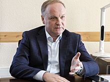 Гуменюк хочет повысить себе зарплату