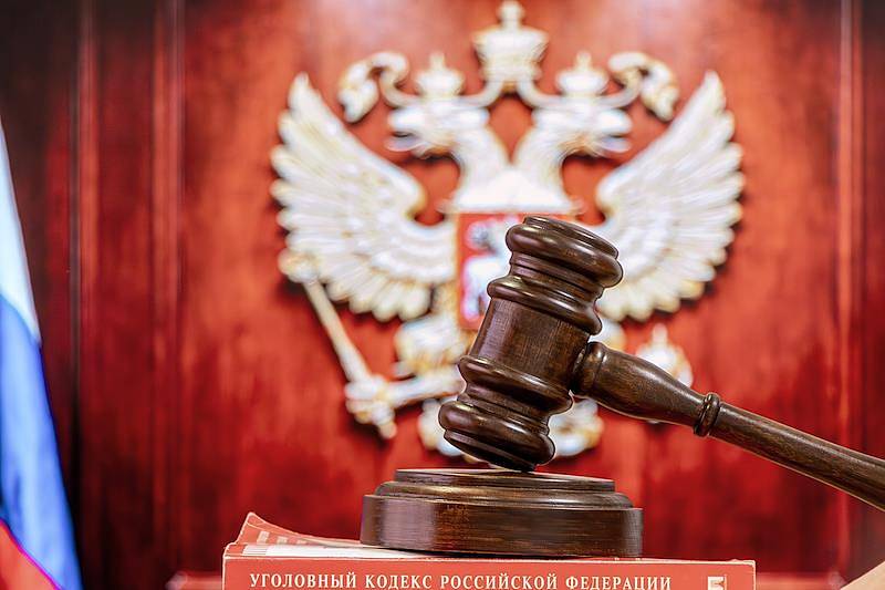 Бывший педагог российского вуза избежал колонии после поджога полицейской машины