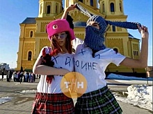 Две девушки сфотографировались на фоне нижегородского собора в футболках с скабрезными надписями
