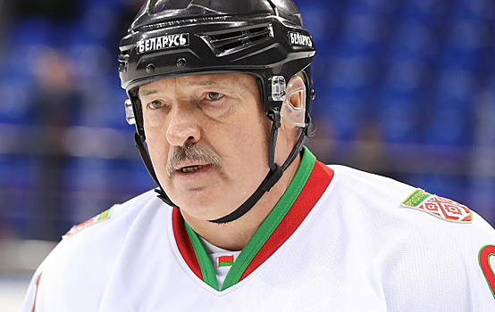 Сын Лукашенко получил штраф за "грязную игру" в хоккей