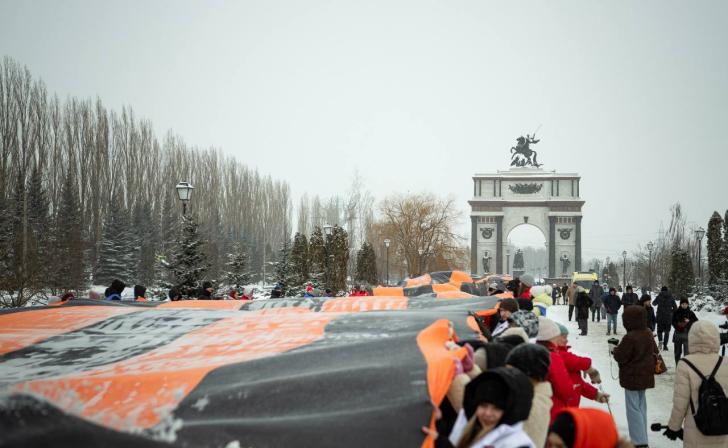 На мемориале «Курская дуга» развернули 150-метровую Георгиевскую ленту