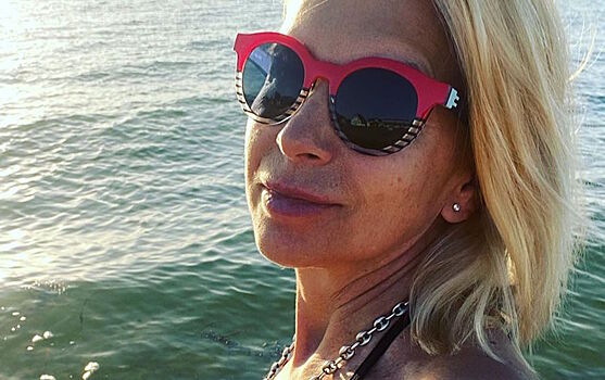 Ни грамма лишнего: 57-летняя Алена Свиридова восхитила фигурой в купальнике