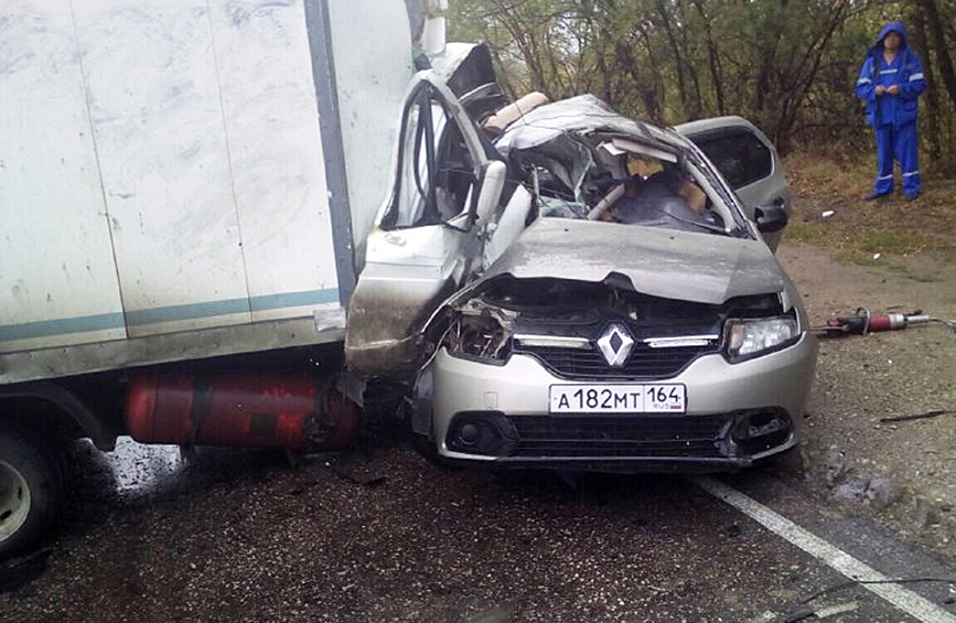  "В Renault Logan погибли четыре женщины и один мужчина. В "Газели" пострадал водитель, спасатели достали его из покореженного автомобиля и передали сотрудникам скорой медицинской помощи", - добавил Юрин