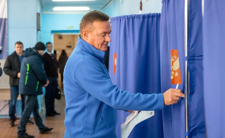 Курский губернатор проголосовал на выборах президента во время поездки в Глушковский район