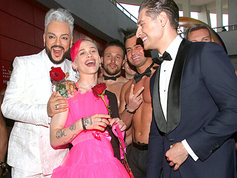 «Рванина второй год не в тренде»: десятка самых экстравагантных звездных нарядов – 2021