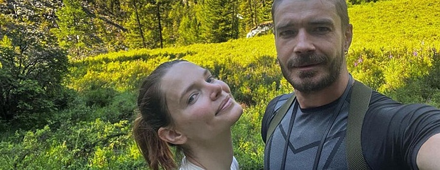 Максим Матвеев опубликовал фото с супругой из поездки по Алтаю