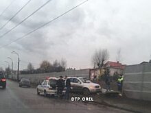 В Орле кроссовер снес защитный экран