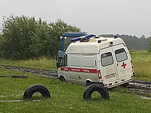 В тюменском селе машина скорой помощи съехала в кювет