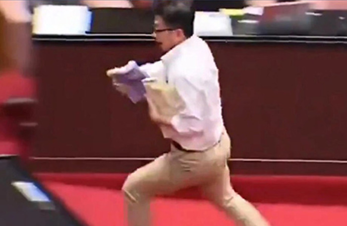В парламенте Тайваня депутат убежал с текстом рассматриваемого законопроекта