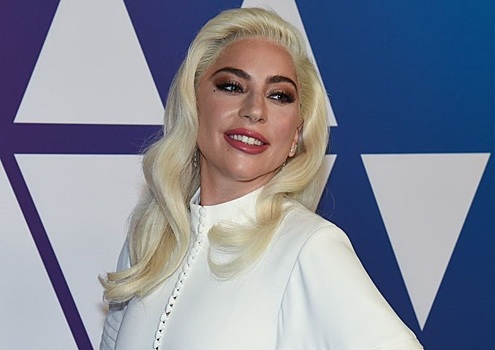 Гага пришла на ланч номинантов «Оскара» в зефирном наряде Louis Vuitton, а Вайс — в пудровом «викторианском» платье Marc Jacobs