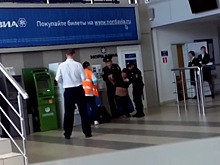 Опоздавший на рейс пассажир устроил дебош в аэропорту Архангельска