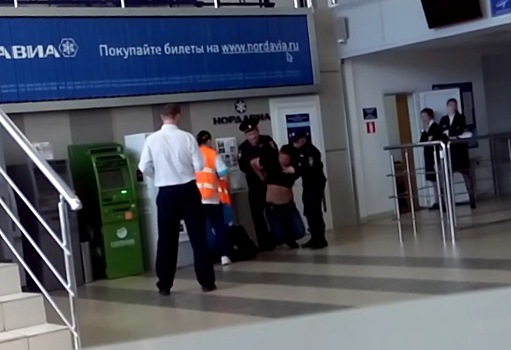Опоздавший на рейс пассажир устроил дебош в аэропорту Архангельска