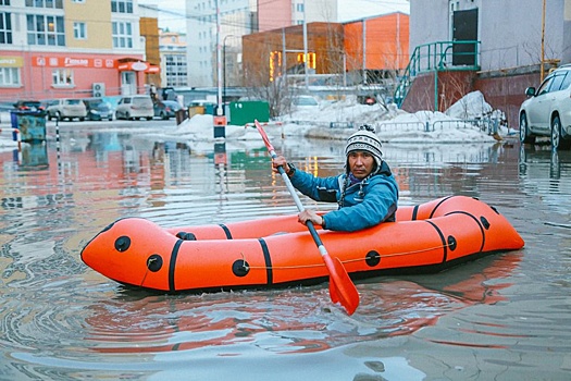 В Якутске устроили сплав в луже из талого снега