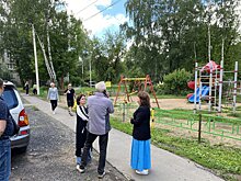«Выездная администрация» горокруга Пушкинский проверила работы по обновлению детской площадки в Правдинском