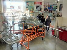 Мурманский пенсионер перепутал педали в автомобиле и протаранил магазин стройматериалов