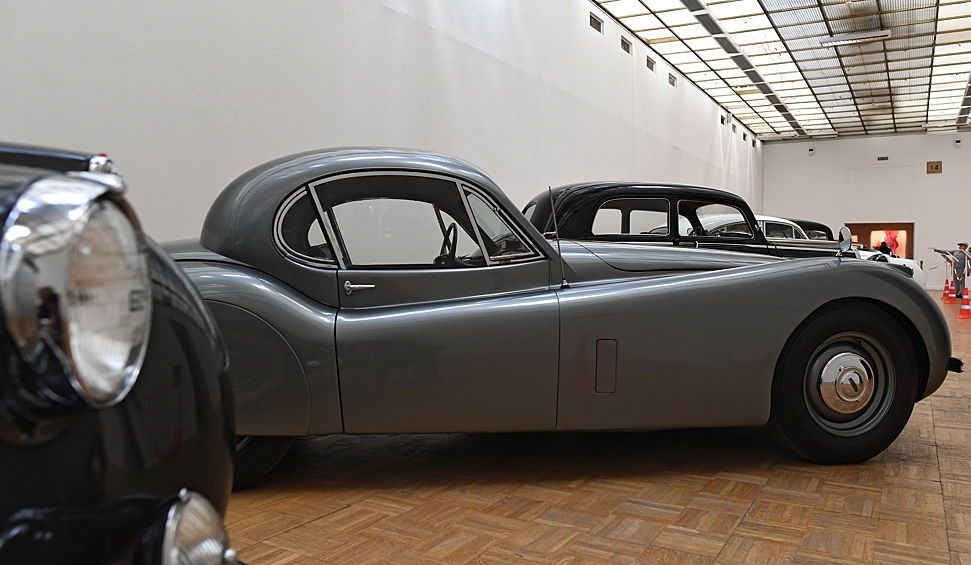 Автомобиль Jaguar XK120 FHC 1953 года выпуска.