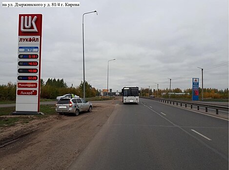 В Кирове водителя на "Гранте" развернуло на 180 градусов после столкновения с автобусом
